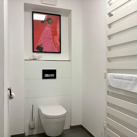 Apartment Luxus Am Palaisgarten - Balkon - 55 Smart-tv - Kueche - Boxspringbett - Neu *